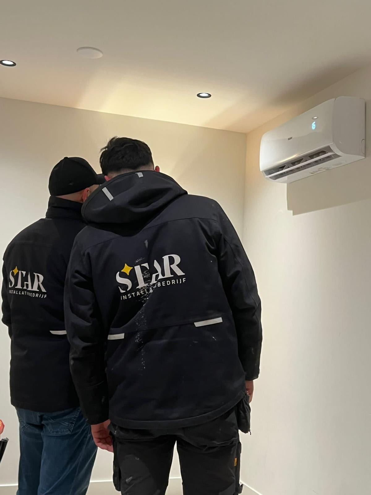 Vakmensen van Star Installatie bij een net opgeleverde Haier wandairco