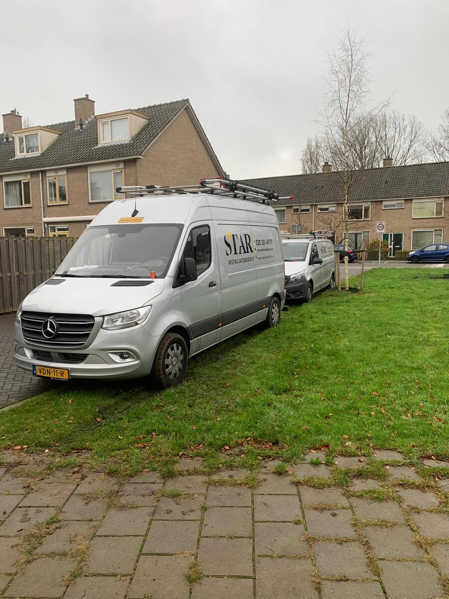 De bedrijfsbus van Star Installatie in de wijk