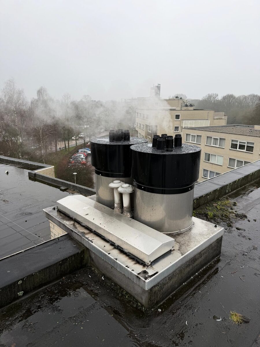 Rookgaskanalen op een dak